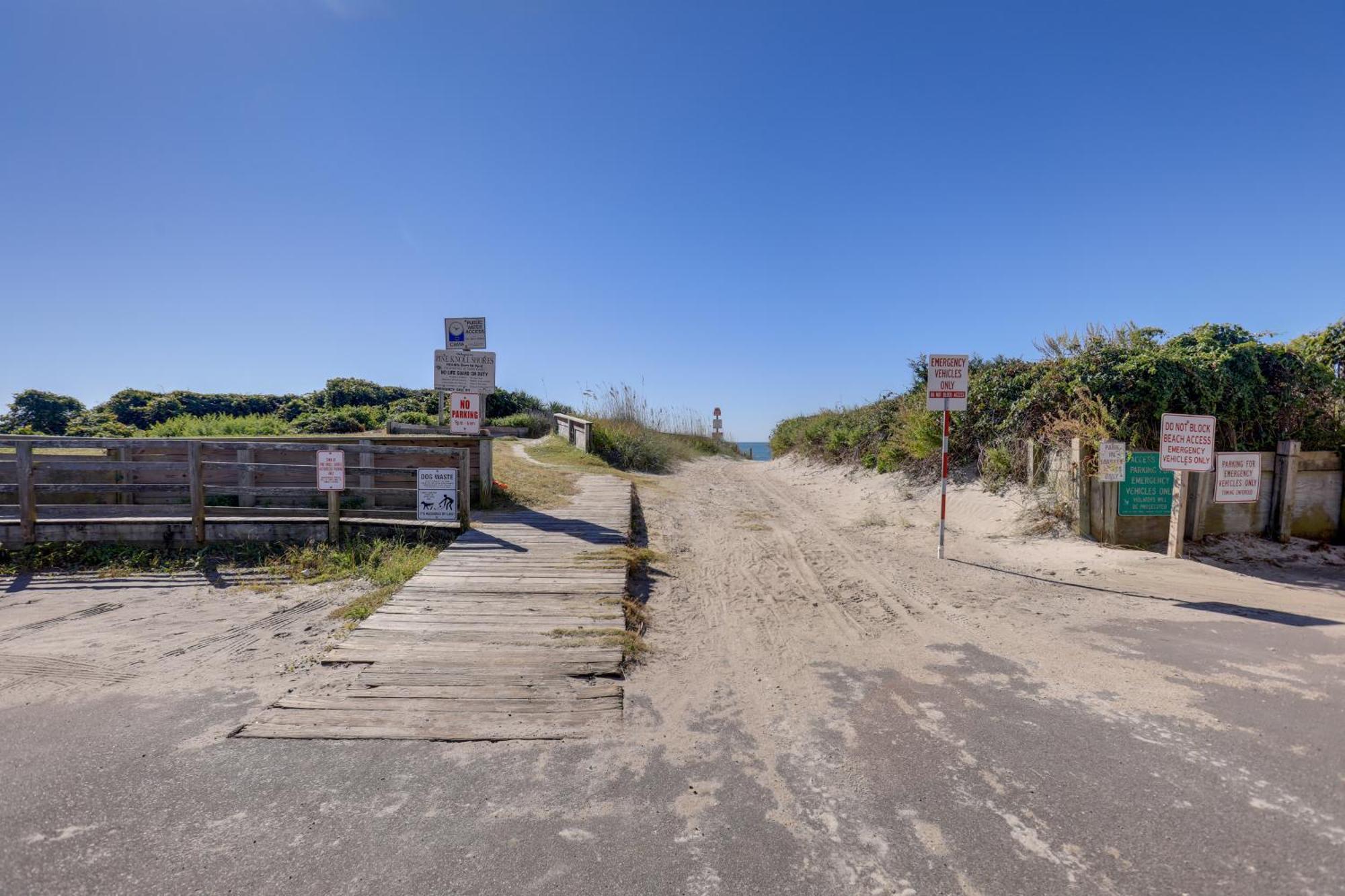 Pine Knoll Shores Getaway - Walk To Beach! エクステリア 写真
